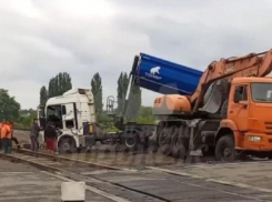 Фура застряла на ж/д путях под Воронежем 