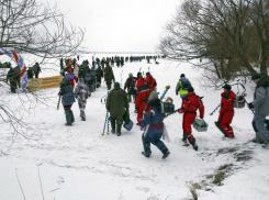 На лед Воронежского водохранилища вышла соревноваться сотня рыбаков