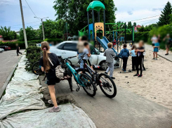 «Беги!»: двухлетний малыш за рулем чуть не задавил детей на площадке в воронежском ЖК