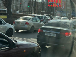 Дикую пробку спровоцировало ДТП с упавшей под мост иномаркой в Воронеже 