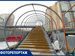 Как выглядит строительство нового надземного перехода в Воронеже