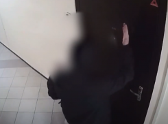 Привет, сосед: странное поведение жителя воронежского жк попало на видео