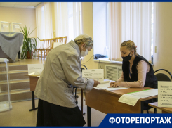 Как воронежцы голосуют на УИКе в Северном, показали изнутри 