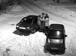 В Воронеже драка соседей за парковочное место попала на видео