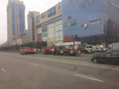 В воронежской «Галерее Чижова» на парковке вспыхнул автомобиль