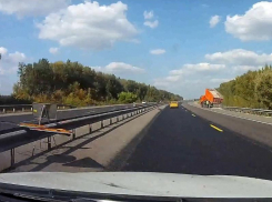 Подстава от дорожников заставила автомобилиста импровизировать на трассе М-4 