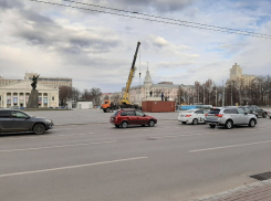 Елку начали устанавливать на площади Ленина в Воронеже