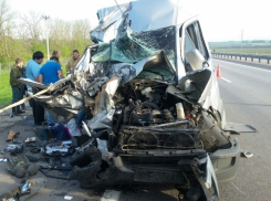 11 человек пострадали в столкновении автобуса с фурой на воронежской трассе