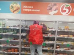 Продавщицу «Пятерочки» застали за топтанием по колбасе в Воронеже 