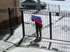 Прохожий сорвал и растоптал флаг России в Воронеже 