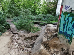 Огромные промоины образовали овраг под Северным мостом в Воронеже 