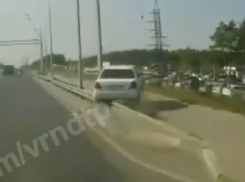 Выдающаяся авария из-за ничего попала на видео в Воронеже