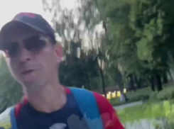 Нападение на двух девушек в воронежском парке попало на видео