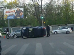В Воронеже на перекрестке перевернулся «Ниссан Ноут»