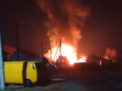 Жуткий пожар попал на видео под Воронежем