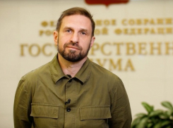 Воронежский депутат поправил Библией Госдуму