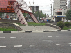 Знаменитая пирамида на памятнике Славы в Воронеже начала разрушаться