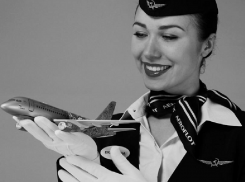 Сногсшибательная стюардресса из Воронежа удивила стильной формой