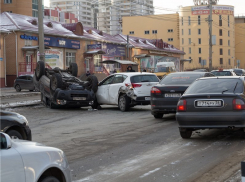В Воронеже «Ниссан» перевернулся после столкновения с «Тойотой»