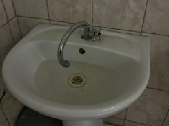 Как выглядит «бардак» в воронежской школе, где первоклашкам подсунули разваливающиеся парты 