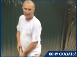 Пенсионерам вручную приходится выравнивать дорогу в Воронеже