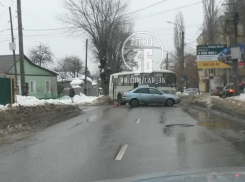 ДТП с маршруткой перекрыло улицу в Воронеже