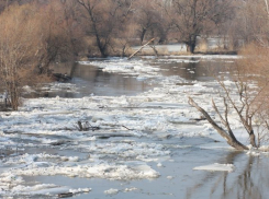 В Воронежской области мост через реку Хопер затопило паводковыми водами