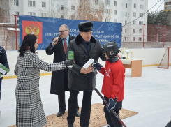Сергей Лукин принял участие в открытии нового сезона на ледовом катке в Придонском 