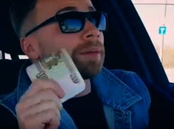 Воронежец на видео выкинул пачку денег на Чернавском мосту