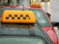 В Борисоглебске таксист украл у пьяного пассажира телефон и подарил его подруге