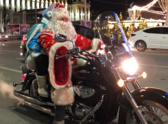 Дед Мороз и Снегурочка на мотоцикле стали звездами новогоднего Воронежа