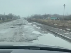 «Ямы размером с человеческий рост», – воронежцы засняли на видео дырявую дорогу 