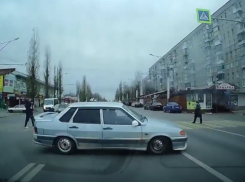 Лихой вираж ВАЗ на переходе попал на видео в Воронеже