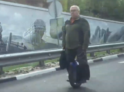 Пенсионер на моноколесе восхитил водителей в Воронеже