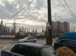 Знак-издевку на ультраразбитой дороге заметили в микрорайоне ВАИ в Воронеже
