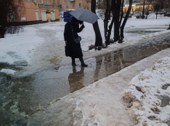 Погода испытывает на прочность утопающих в лужах воронежцев 