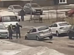 Машина провалилась в открытый люк в Воронеже – опубликованы фото