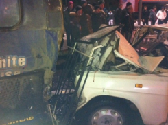 На Московском проспекте «Волга» влетела в стоящий на остановке автобус