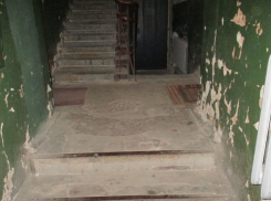 Директора УК в Воронеже наказали за отвратительный подъезд