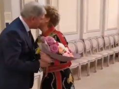 Ласковым поцелуем скрепили дружбу воронежский губернатор и телеведущая Елена Малышева