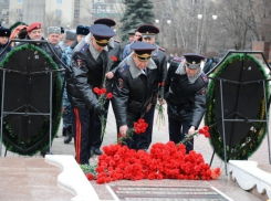 В Воронеже сотрудники полиции возлагали венки на Площади Победы