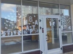 Воронежцы сделали оригинальное украшение подъезда к 8 марта