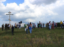 Греческий священник провел молебен: призвал прекратить рукоприкладство в протесте против добычи никеля