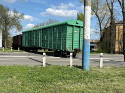 Отцепленный вагон перегородил проезжую часть в Воронеже 