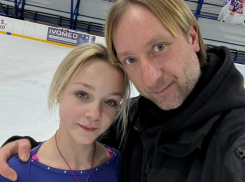 «Привыкла к тусовкам, шоу и отсутствию режима»: спортшкола прокомментировала возвращение Костылевой к Плющенко   