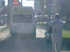 Водители маршруток по утрам объезжают пробку на Памятнике Славы по  тротуару, мешая пешеходам