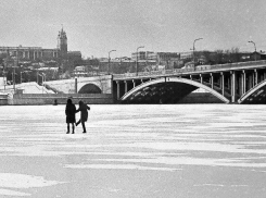 Воронежцы увидели, как в 1974 году горожане гуляли по льду у Чернавского моста
