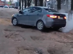 «Кратеры вулкана вместо дороги»: воронежцы в отчаянии из-за состояния подъезда к саду и школе