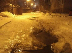 Жесткую подставу водителям создал ручей из экскрементов в Воронеже