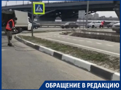 Грязный способ покраски бордюров сняли в Воронеже